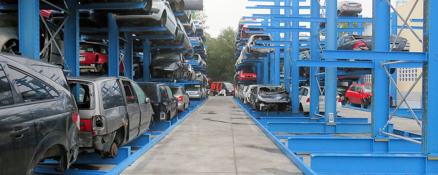 [Translate "Romania"] Cantilever racking Car dismantler