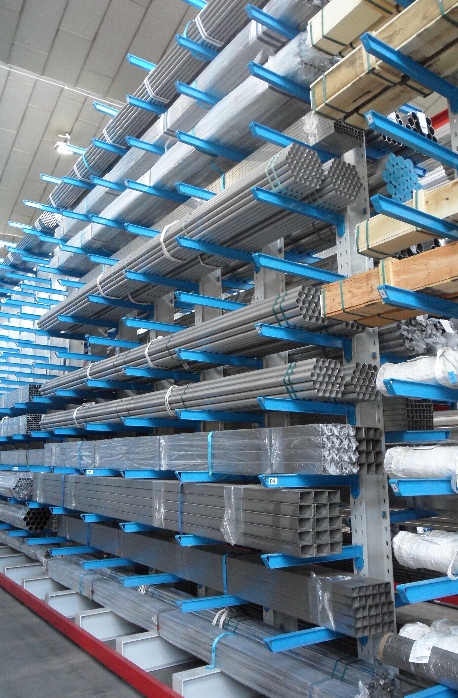 [Translate "Romania"] Cantilever racking metal trade
